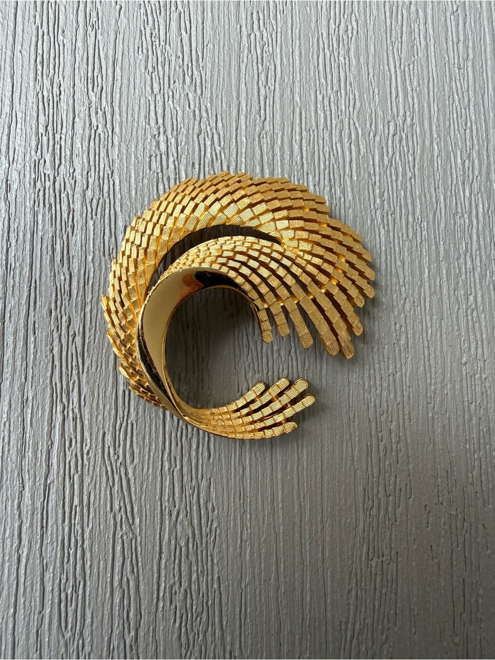 Vintage Trifari Gold Tone Ribbed Swirl Brooch Signed 1.75” Modernist